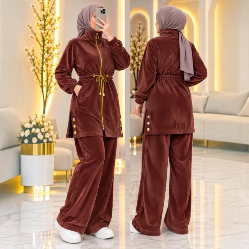 طقم نسائي مخمل مبطن قطعتين – تونيك بتفاصيل ذهبية بمقاسات 40–44